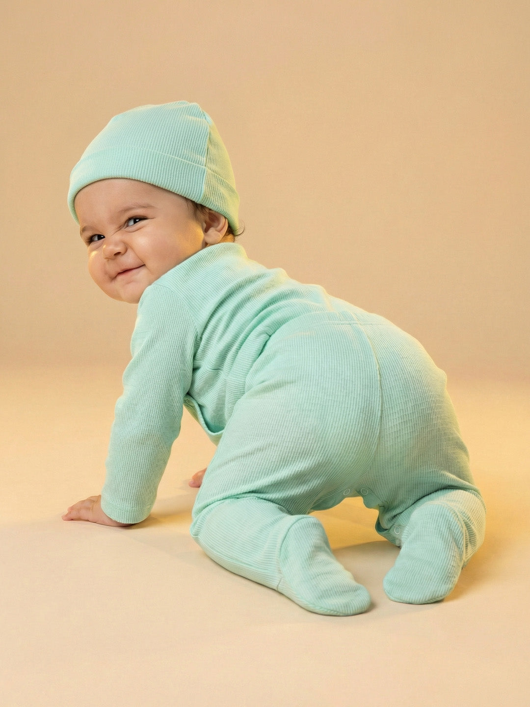 Nautinati Baby Boys Waffle 100% Cotton Teddy Placement Print 5-pieces Gift Set with Top, Bottoms, Bib, Cap & Mittens